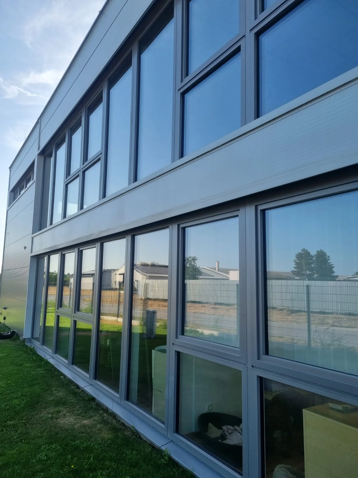 Weitere Perspektive der gereinigten Glasfassade von Fuchs Packaging Solutions