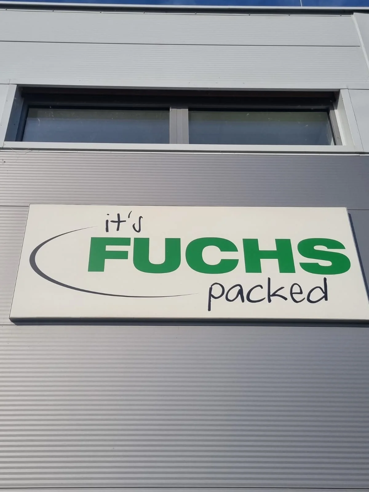 Gereinigte Glasfassade von Fuchs Packaging Solutions