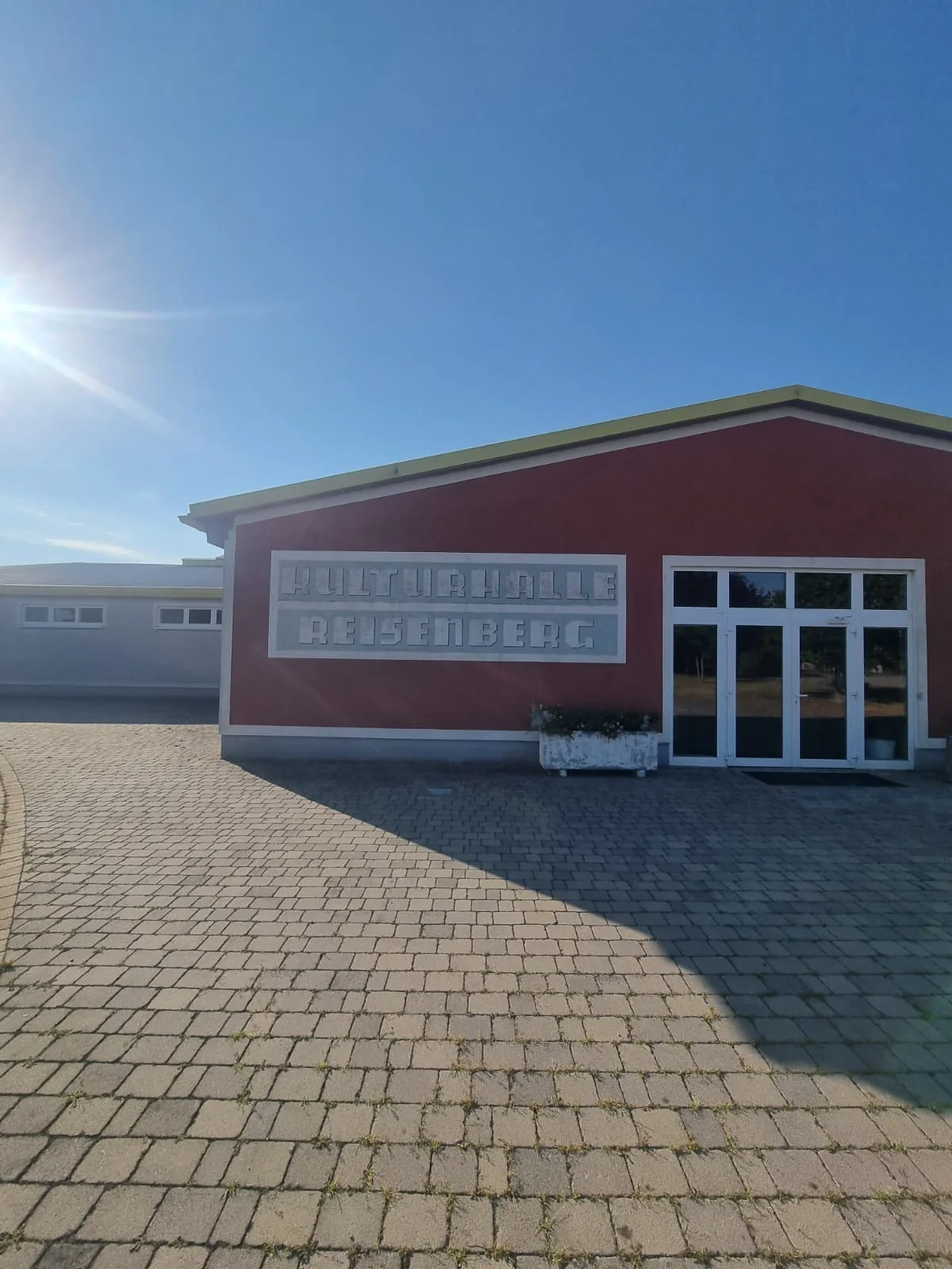 Gereinigte Kulturhalle Reisenberg aus einer weiteren Perspektive